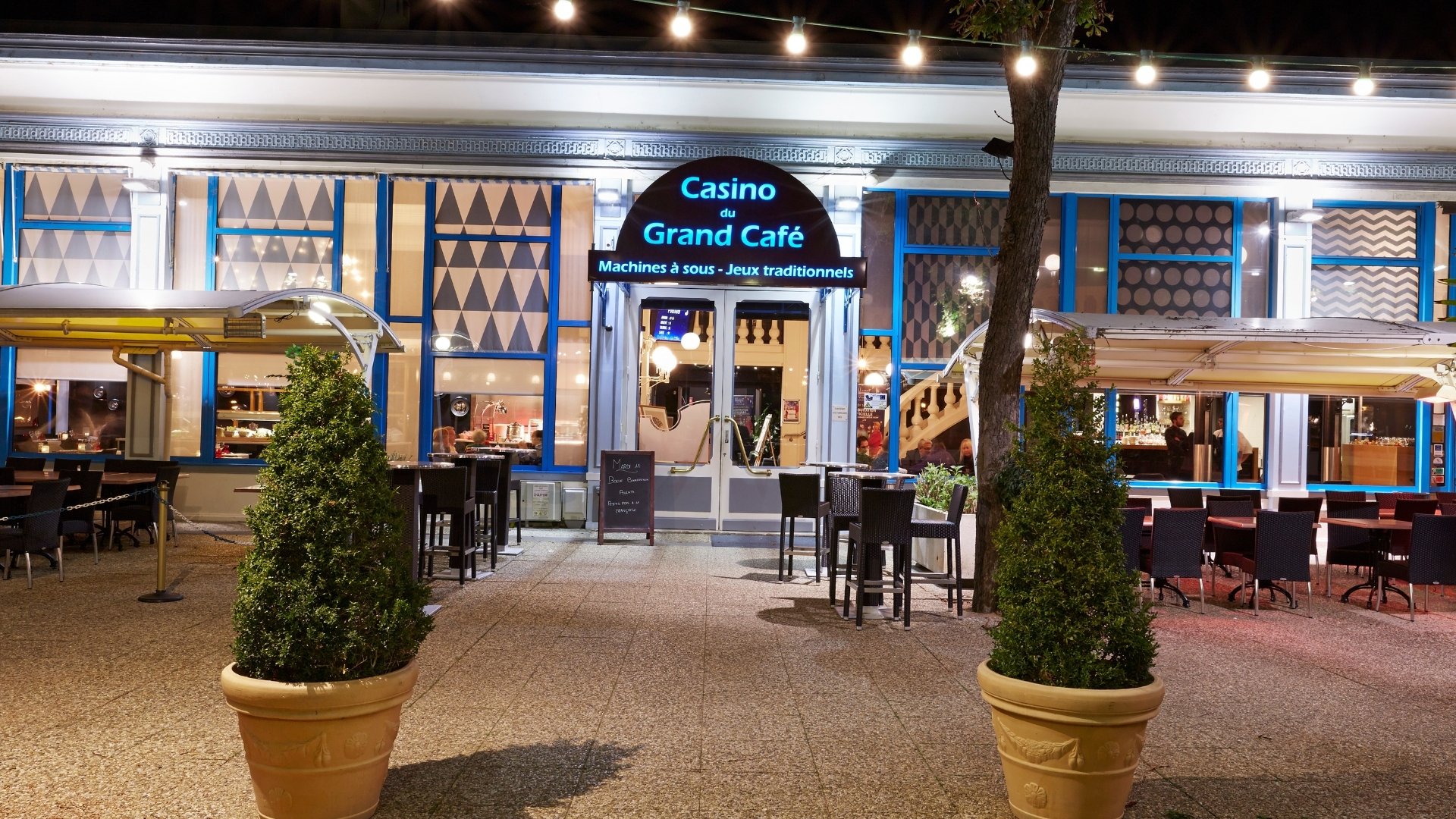 Façade du casino de Vichy de nuit éclairée de ses guirlandes