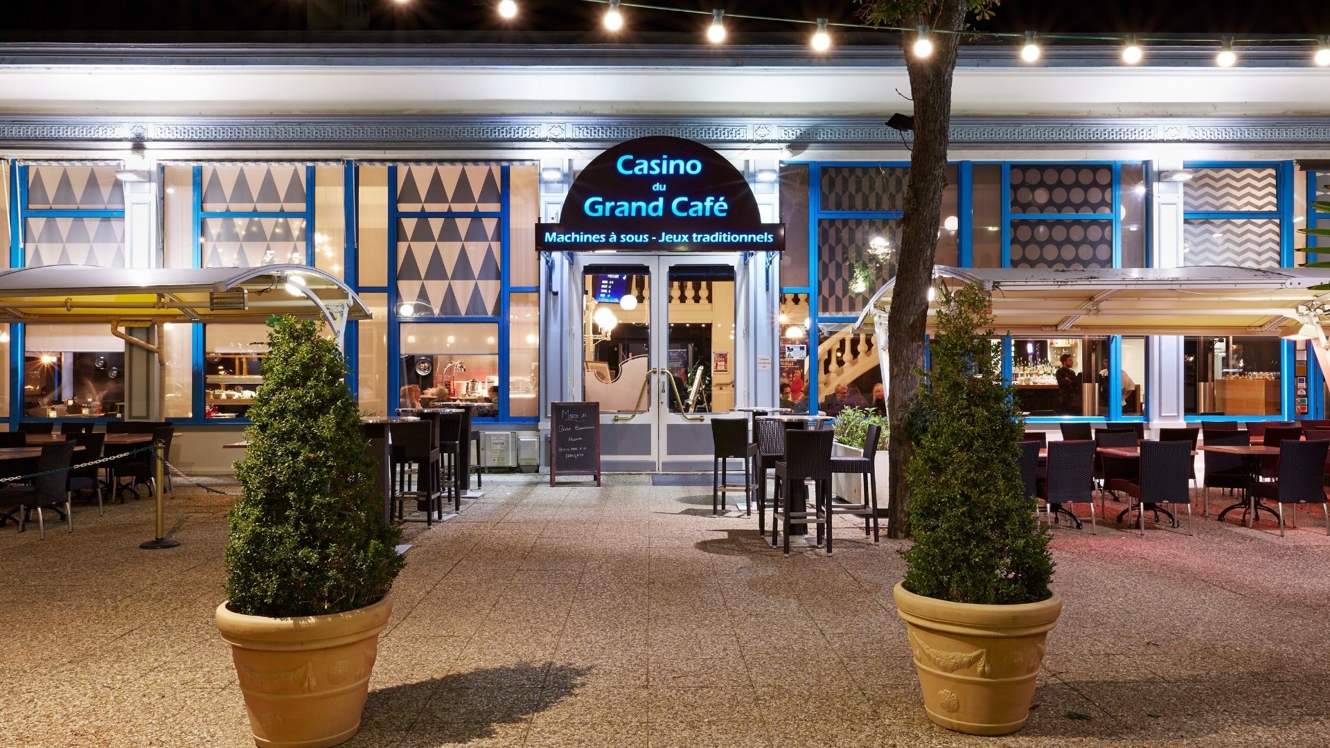 Façade du casino de Vichy de nuit éclairée de ses guirlandes lumineuses