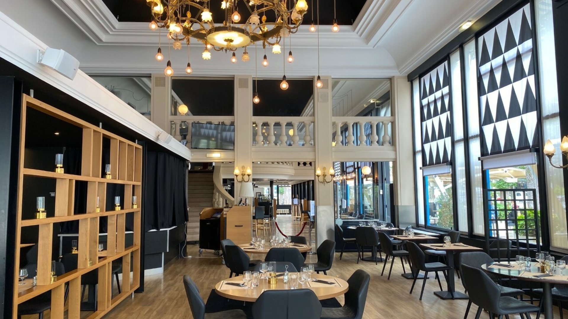 Salle de restaurant du casino de Vichy lumineuse et élégante